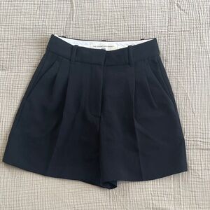 Aritzia The Effortless Short Mid-Thigh